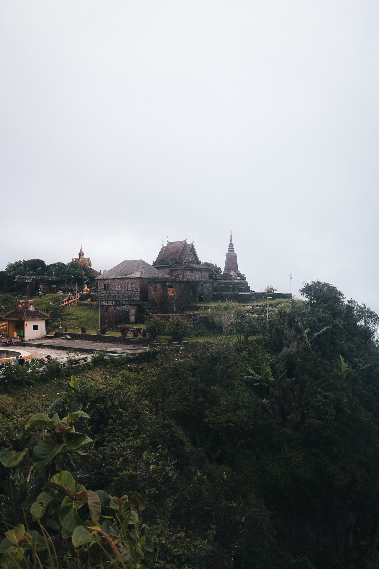 Temples and abandoned places in Bokor Nationalpark in Kampot – Cambodia Travel Diary